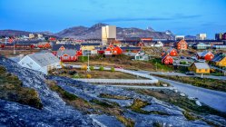 Bunte Häuser in der Stadt Nuuk; Nuuk, Sermersooq, Grönland — Stockfoto