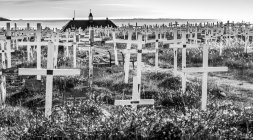 Cimitero con lapidi in legno e vista sulla costa; Nuuk, Sermersooq, Groenlandia — Foto stock