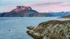 Прочная береговая линия вдоль фьорда Нуап Кангерлуа в Нууке; Нуук, Сермерсук, Гренландия — стоковое фото