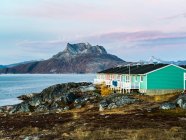 Maisons colorées avec terrasses sur le dos et montagnes le long de la côte ; Nuuk, Sermersooq, Groenland — Photo de stock