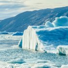 Льодовиковий лід формується вздовж узбережжя Ґренландії; Сермерсук (Ґренландія). — стокове фото