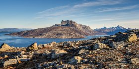 Paesaggio accidentato sulla costa groenlandese; Sermersooq, Groenlandia — Foto stock