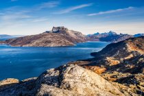 Schroffe Landschaft an der grönländischen Küste; Sermersooq, Grönland — Stockfoto