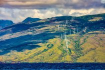 Вітроенергетична електростанція Kaheawa Wind, розташована в горах Західних Мауї, ловить пасати вітрів, що дмуть через долину перешийка Мауї; Мауї, Гаваї, США. — стокове фото