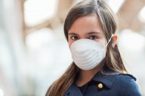 Молодая девушка, стоящая в защитной маске для защиты от COVID-19 во время пандемии Коронавируса в Торонто, Онтарио, Канада — стоковое фото