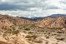 Valle del desierto entre formaciones rocosas únicas; Cafayate, Salta, Argentina - foto de stock
