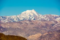 Monte Aconcagua domina il paesaggio sulle colline; Mendoza, Mendoza, Argentina — Foto stock
