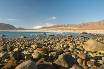 Oceano Pacifico e spiaggia con deserto e montagne sullo sfondo; Atacama, Cile — Foto stock