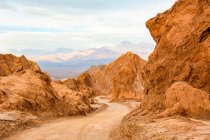 Estrada de terra sinuosa através de um desfiladeiro colorido no alto dos Andes; San Pedro de Atacama, Atacama, Chile — Fotografia de Stock