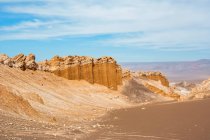 Dunes de sable et formations rocheuses uniques dans les hautes Andes ; San Pedro de Atacama, Atacama, Chili — Photo de stock