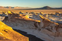 Paisaje expansivo de un campo pómez al atardecer; Antofagasta de la Sierra, Catamarca, Argentina - foto de stock
