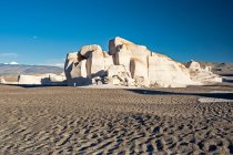 Grande pile de tours de pierre ponce au-dessus du haut sable du désert ; Antofagasta de la Sierra, Catamarca, Argentine — Photo de stock