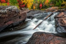 Agua del río York que fluye sobre cascadas durante el otoño en el Parque Provincial Algonquin; Ontario, Canadá - foto de stock