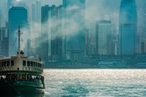 Star Ferry avec toile de fond de Hong Kong ; Hong Kong, Chine — Photo de stock