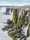 Прочные скалы вдоль Джоколсы на реке Фьоллум у водопада Деттифосс; Скутустадареппур, Северо-Восточная область, Исландия — стоковое фото