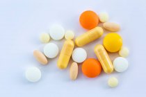Medicamentos recetados, pastillas sobre fondo gris; Estudio - foto de stock