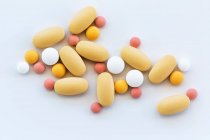 Verschreibungspflichtige Medikamente, Pillen auf grauem Hintergrund; Studioaufnahme — Stockfoto