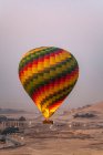 Heißluftballon fliegt im Morgengrauen; Luxor, Ägypten — Stockfoto