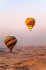 Heißluftballons fliegen im Morgengrauen; Luxor, Ägypten — Stockfoto