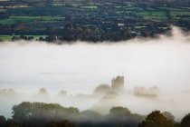 Castlebawn Tower casa oscurecida por la niebla sobre Lough Derg; Clare, Irlanda - foto de stock