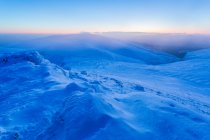 Formations de dérive de neige au sommet des montagnes Galty recouvertes de neige à l'aube ; Comté de Tipperary, Irlande — Photo de stock