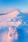 Derive di neve che si formano sulle rocce lungo la vetta delle montagne Galty all'alba; Contea di Tipperary, Irlanda — Foto stock