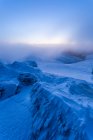 Schneebedeckte Felsen in den Galty Mountains im Winter im Morgengrauen mit tief hängenden Wolken; County Tipperary, Irland — Stockfoto