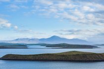 Croagh Patrick Mountain com as ilhas de Clew Bay em um dia ensolarado de verão; County Mayo, Irlanda — Fotografia de Stock