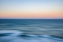 Panorámica del amanecer sobre el océano, vista desde Los Doce Apóstoles, Parque Nacional Port Campbell; Port Campbell, Victoria, Australia - foto de stock