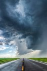 Uma tempestade severa em desenvolvimento com granizo grande atravessa a rodovia no Colorado, perto de Burlington; Colorado, Estados Unidos da América — Fotografia de Stock