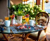 Um belo café da manhã servido em um alojamento de cama e pequeno-almoço; British Columbia, Canadá — Fotografia de Stock