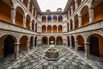 Fontaine d'albâtre calcite dans la cour du Musée national d'art ; La Paz, La Paz, Bolivie — Photo de stock