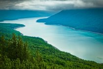 Luftaufnahme des Eklutna Lake, umgeben von Grünflächen, Chugach State Park, Süd-Zentral-Alaska im Sommer; Alaska, Vereinigte Staaten von Amerika — Stockfoto