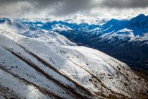 Fresh snow on Rendezvous Ridge down to Ship Creek Valley, Chugach State Park, South-central Alaska in autumn; Anchorage, Alaska, United States of America — Stock Photo