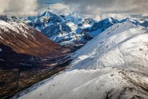 Snowy Rendezvous Ridge and Cantana Peak above Eagle Lake Осінній колір долини річки Саут-Форк-Орл нижче гір. Восени парк штату Чагач, південно-центральна Аляска; Анкоридж, Аляска, Сполучені Штати Америки — стокове фото