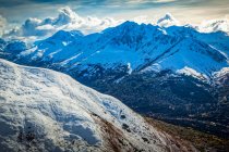 Schneebedeckter Temptation Peak vom Rendezvous Ridge aus gesehen, herbstfarbenes Ship Creek Valley unterhalb der Berge. Chugach State Park, Süd-Zentral-Alaska im Herbst; Anchorage, Alaska, Vereinigte Staaten von Amerika — Stockfoto