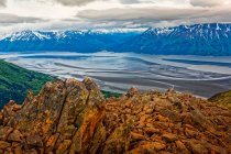 Montones de rocas en Bird Ridge y Turnagain Arm, Chugach State Park, South-central Alaska en verano; Alaska, Estados Unidos de América - foto de stock