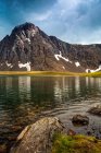 South Suicide Peak and Rabbit Lake, Chugach State Park, South-Central Alaska in summer; Anchorage, Alaska, United States of America — стоковое фото