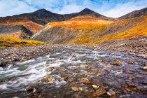 Kuyuktuvuk Creek and Brooks Mountains in fall colours. Gates of the Arctic National Park and Preserve, Arctic Alaska in autumn; Alaska, United States of America — Stock Photo