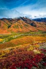 Brooks Mountains et Dalton Highway en couleurs automnales, Gates of the Arctic National Park and Preserve, Arctic Alaska en automne ; Alaska, États-Unis d'Amérique — Photo de stock