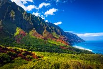 Montañas robustas de la costa de Na Pali y el valle de Kalalau, vistas desde Kalalau Trail, Na Pali Coast State Park; Kauai, Hawaii, Estados Unidos de América - foto de stock