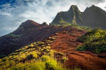 Montagne accidentate di Na Pali Coast e Kalalau Valley, Na Pali Coast State Park; Kauai, Hawaii, Stati Uniti d'America — Foto stock