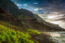 Rugged mountains of Na Pali Coast and Kalalau Beach in morning light, viewed from Kalalau Trail, Na Pali Coast State Park; Kauai, Hawaii, United States of America — Stock Photo