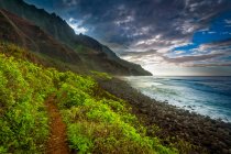 Montañas robustas de la costa de Na Pali y la playa de Kalalau a la luz de la mañana, vistas desde Kalalau Trail, Na Pali Coast State Park; Kauai, Hawaii, Estados Unidos de América - foto de stock