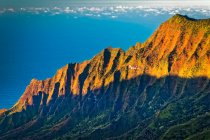 Blick auf die Na Pali Küste und das Kalalau Tal vom Puu O Kila Aussichtspunkt, Sonnenuntergangsglühen auf der schroffen Klippe; Kauai, Hawaii, Vereinigte Staaten von Amerika — Stockfoto