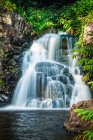 Chutes Waipo'o descendant en cascade à la piscine, Waimea Canyon State Park ; Kauai, Hawaï, États-Unis d'Amérique — Photo de stock