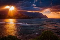 Raggi di tramonto a Hanalei Bay; Princeville, Kauai, Hawaii, Stati Uniti d'America — Foto stock