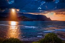 Raggi di tramonto a Hanalei Bay; Princeville, Kauai, Hawaii, Stati Uniti d'America — Foto stock