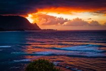 Olhando para a Costa Na Pali de Hanalei Bay em Sunset; Princeville, Kauai, Havaí, Estados Unidos da América — Fotografia de Stock