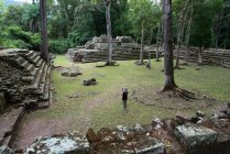 Chica fotografiando una civilización maya en las ruinas de Copán; Copán, Honduras - foto de stock